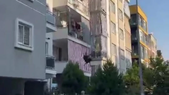 Balkona çıkıp kendini boşluğa bırakan kadın ağır yaralandı