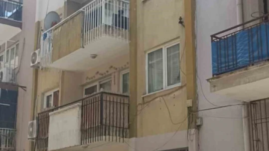 Balkonda yanan koltuk itfaiyeyi harekete geçirdi