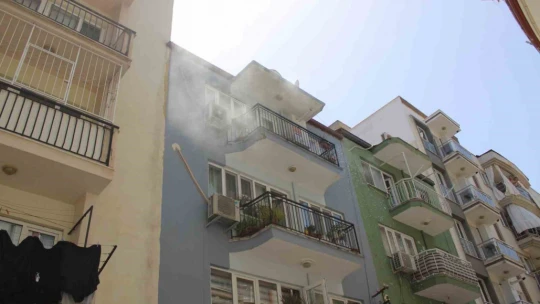 Balkondaki kombiden çıkan yangın büyümeden söndürüldü