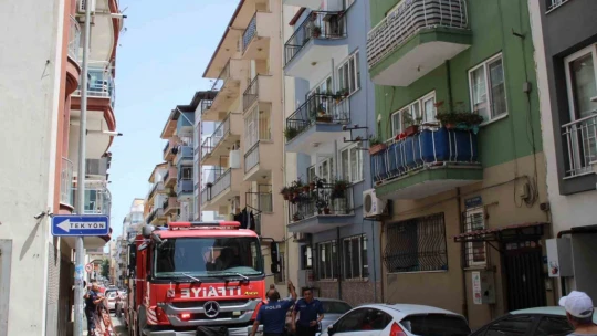 Balkondaki kombiden çıkan yangın büyümeden söndürüldü