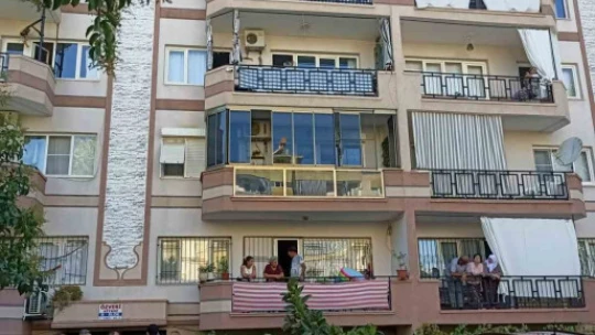 Balkondan düşen genç kadın ağır yaralandı