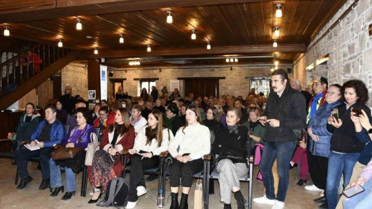 Barış Pehlivan Kuşadası'nda okurlarıyla buluştu
