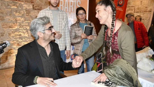 Barış Pehlivan Kuşadası'nda okurlarıyla buluştu