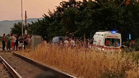 Bariyer kapalıyken karşıya geçmeye çalışan 2 kişiye tren çarptı: 1 ölü, 1 yaralı