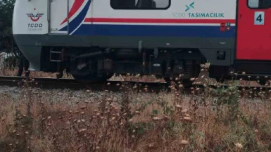 Bariyer kapalıyken karşıya geçmeye çalışan 2 kişiye tren çarptı: 1 ölü, 1 yaralı