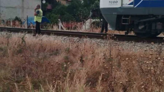 Bariyer kapalıyken karşıya geçmeye çalışan 2 kişiye tren çarptı: 1 ölü, 1 yaralı