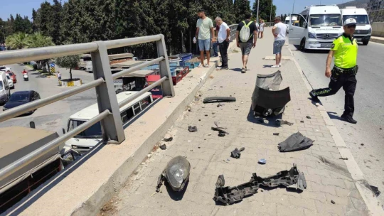 Bariyerlere çarparak duran otomobilin sürücüsü kayıplara karıştı