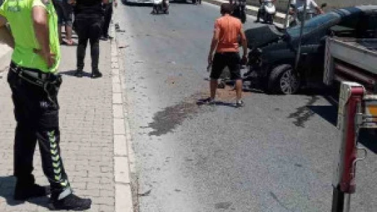 Bariyerlere çarparak duran otomobilin sürücüsü kayıplara karıştı
