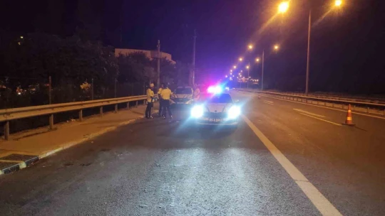 Bariyerlere sıkışmış motosikleti trafik ekiplerinin dikkati ortaya çıkardı