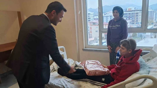 Başhekim Akkaya'dan çocuklara yılbaşı sürprizi