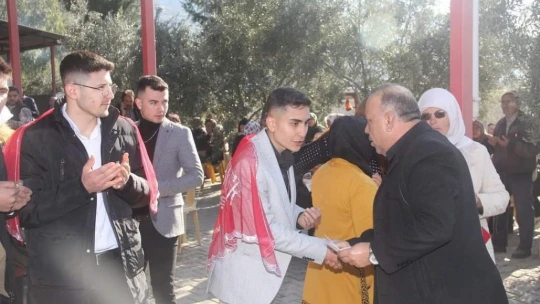 Başkan adayı Özel, gençleri Kışlası'na dualarla uğurladı