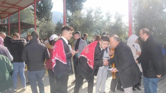 Başkan adayı Özel, gençleri Kışlası'na dualarla uğurladı