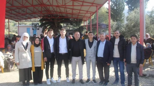 Başkan adayı Özel, gençleri Kışlası'na dualarla uğurladı