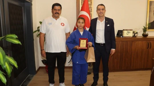 Başkan Arıcı'dan Judo Türkiye 7'incisine plaket