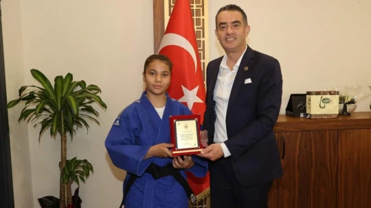 Başkan Arıcı'dan Judo Türkiye 7'incisine plaket