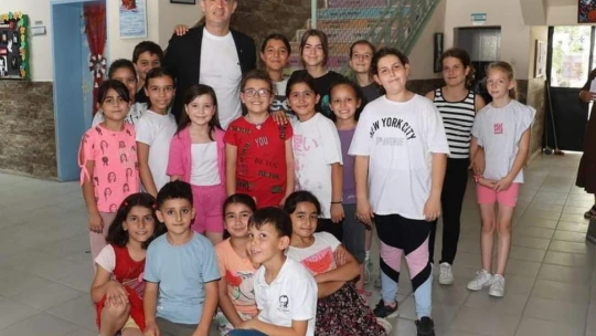 Başkan Arıcı'dan Koçarlılı çocuklara karne hediyesi