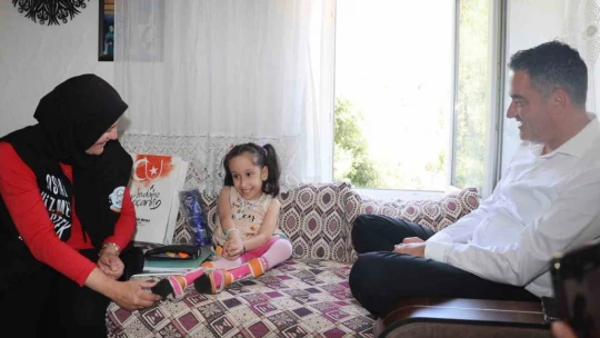 Başkan Arıcı minik Efsa'ya akülü tekerlekli sandalye hediye etti