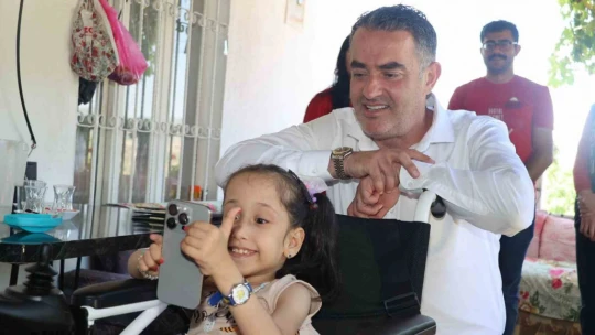 Başkan Arıcı minik Efsa'ya akülü tekerlekli sandalye hediye etti