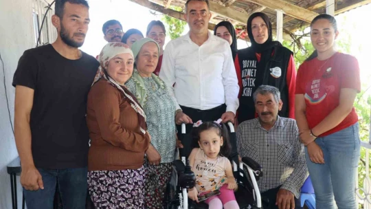 Başkan Arıcı minik Efsa'ya akülü tekerlekli sandalye hediye etti