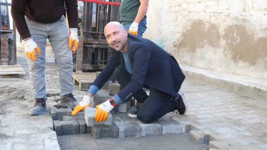 Başkan Arıkan eldivenleri giydi, kolları sıvadı parke taşı döşedi