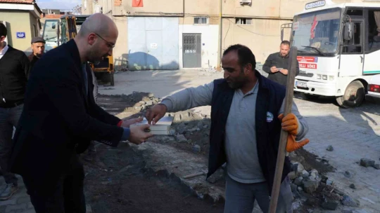 Başkan Arıkan eldivenleri giydi, kolları sıvadı parke taşı döşedi