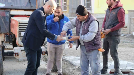 Başkan Arıkan eldivenleri giydi, kolları sıvadı parke taşı döşedi