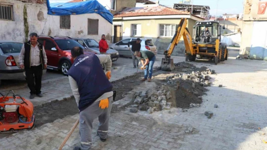Başkan Arıkan eldivenleri giydi, kolları sıvadı parke taşı döşedi