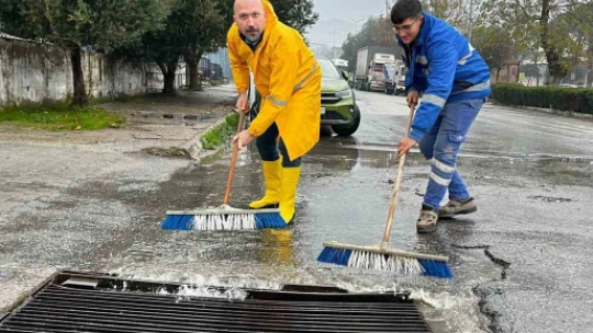 Başkan Arıkan yağış sonrası ekiplerle birlikte sahaya indi