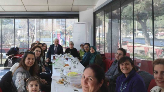 Başkan Atay Hanımevi'nde kadınlarla bir araya geldi