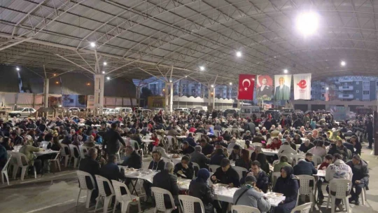 Başkan Atay, iftar sofralarında vatandaşlarla buluşmaya devam ediyor