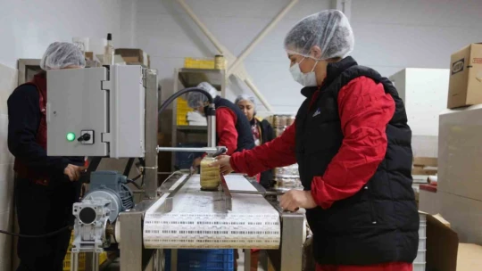 Başkan Atay'ın kurduğu 'Kadın Emeği Tarımsal Ürün Fabrikası'nın ürünleri sofraları süslemeye devam ediyor