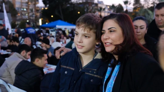 Başkan Çerçioğlu, Atatürk Kent Meydanı'ndaki iftarda vatandaşlarla buluştu