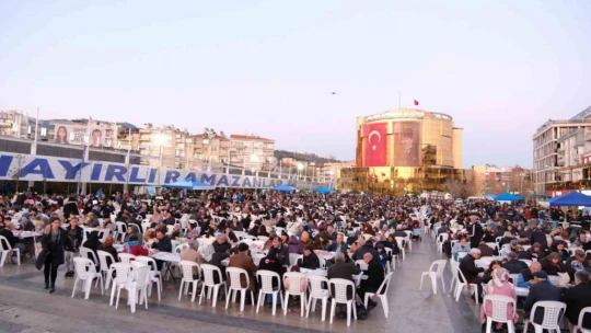 Başkan Çerçioğlu, Atatürk Kent Meydanı'ndaki iftarda vatandaşlarla buluştu