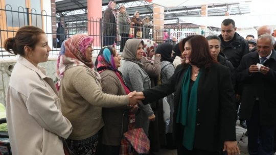 Başkan Çerçioğlu, Atça'da vatandaşlara fide dağıttı