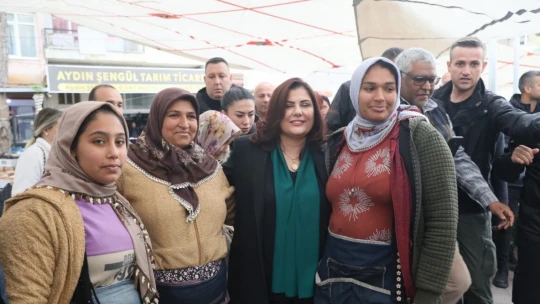 Başkan Çerçioğlu, Atça'da vatandaşlara fide dağıttı