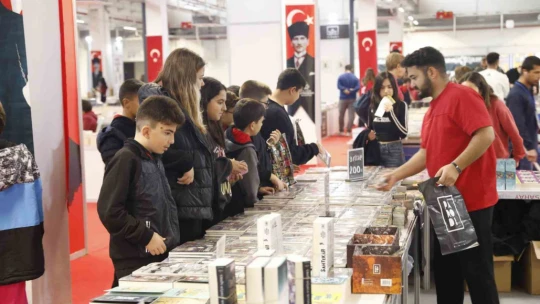 Başkan Çerçioğlu Aydın Kitap Fuarı'nda yazarları ve bilim insanlarını vatandaşlarla buluşturuyor