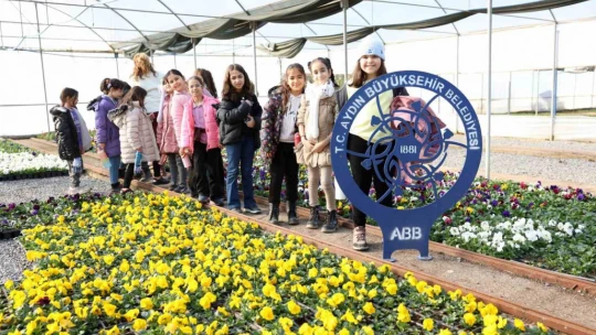 Başkan Çerçioğlu Aydınlı öğrencilere doğa sevgisini öğretiyor
