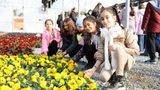 Başkan Çerçioğlu Aydınlı öğrencilere doğa sevgisini öğretiyor