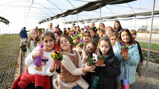 Başkan Çerçioğlu Aydınlı öğrencilere doğa sevgisini öğretiyor