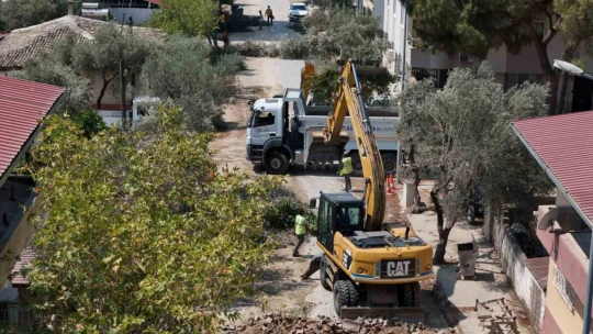Başkan Çerçioğlu Buharkent'in yollarını yeniliyor