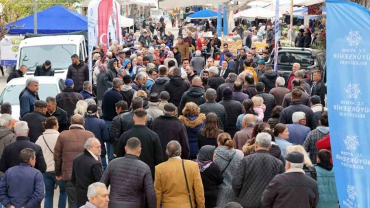 Başkan Çerçioğlu Buharkent'te vatandaşlara binlerce fide dağıttı