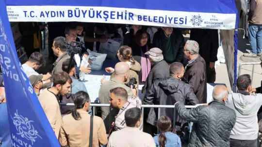 Başkan Çerçioğlu, Efeler Pazar Pazarı'nda on binlerce fideyi vatandaşlarla buluşturdu