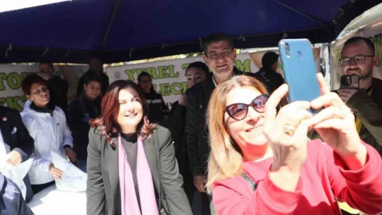 Başkan Çerçioğlu, Efeler Pazar Pazarı'nda on binlerce fideyi vatandaşlarla buluşturdu