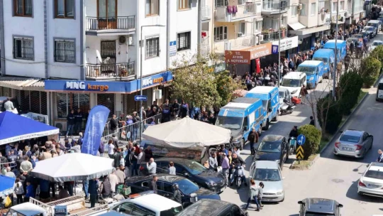 Başkan Çerçioğlu, Efeler Pazar Pazarı'nda on binlerce fideyi vatandaşlarla buluşturdu