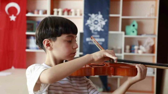Başkan Çerçioğlu ile Aydınlı minikler keman öğreniyor