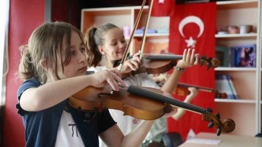 Başkan Çerçioğlu ile Aydınlı minikler keman öğreniyor
