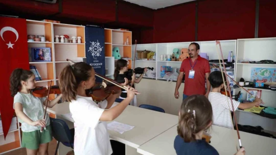 Başkan Çerçioğlu ile Aydınlı minikler keman öğreniyor