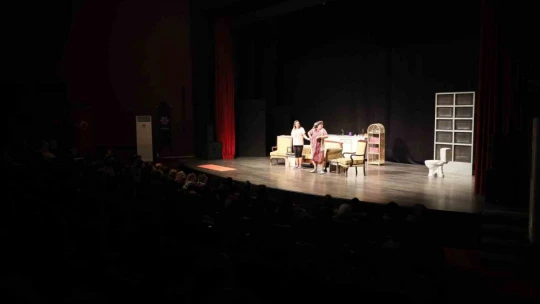 Başkan Çerçioğlu kadınları tiyatro ile buluşturdu