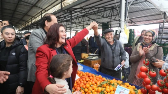 Başkan Çerçioğlu Karpuzlu pazarında vatandaşlarla buluştu