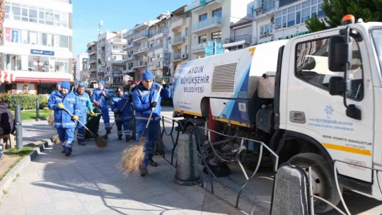 Başkan Çerçioğlu, Kuşadası'nda çevre bakım çalışmalarını sürdürüyor